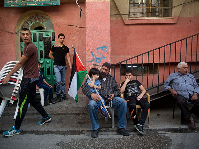 В Шуафате вывесили палестинские флаги с фотографией Фади Абу Шахайдама, совершившего теракт в Иерусалиме