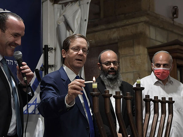 Президент Израиля зажег первую ханукальную свечу в Хевроне