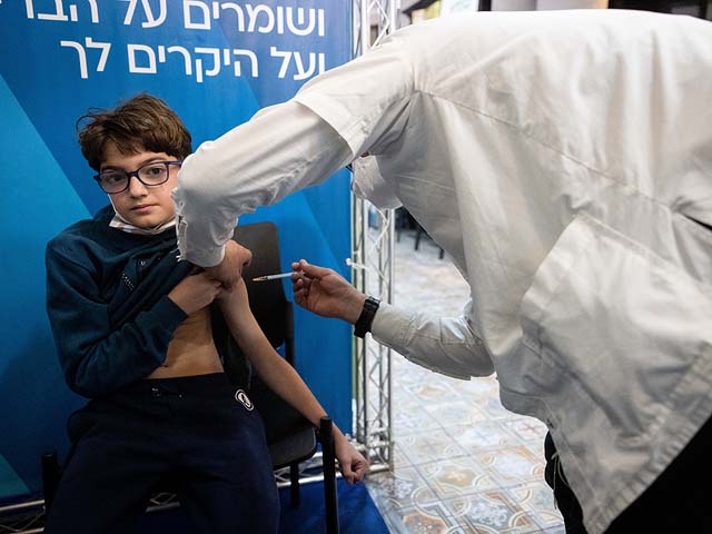 По данным, полученным Израилем из Южной Африки, "омикрон" легко переносится вакцинированными
