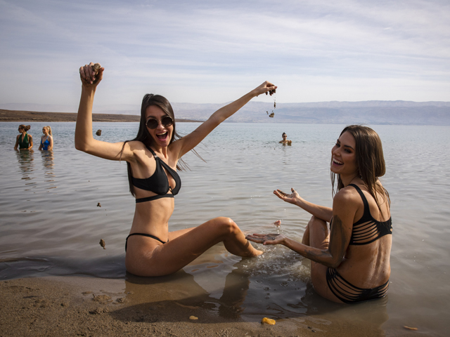 Участницы конкурса "Мисс Вселенная" на Мертвом море. Фотосессия за неделю до финала