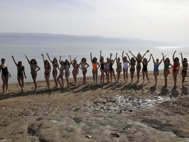 Участницы конкурса "Мисс Вселенная" на Мертвом море. Фотосессия за неделю до финала
