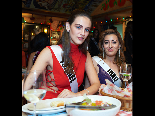 Адар Гандельсман и Сара Абдали Идан на конкурсе "Мисс Вселенная 2017" в Лас-Вегасе