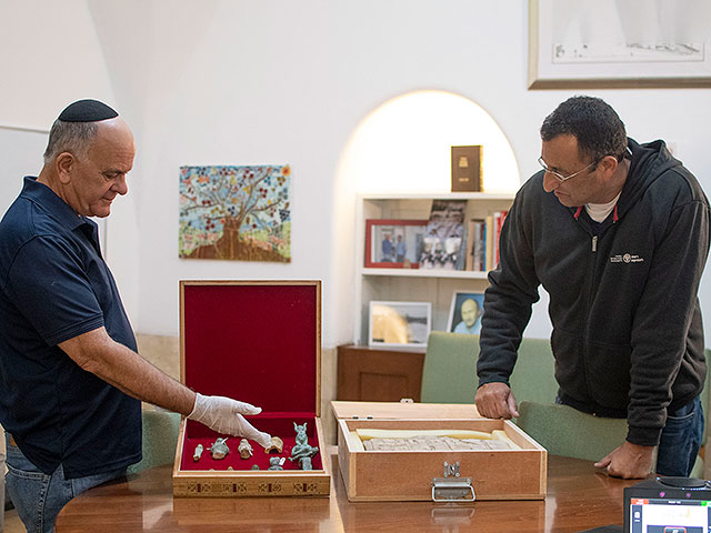Слева направо: Эли Эскозидо и Амир Ганор, управление древностей Израиля