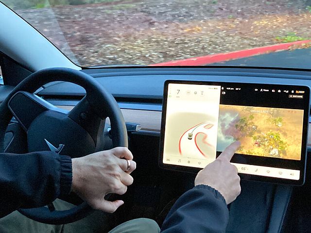 По требованию регулятора Tesla лишит водителей возможности играть в видеоигры во время движения