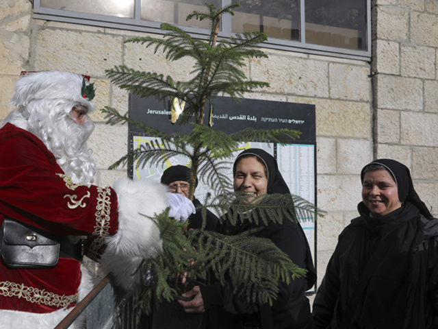 Исса Джамиль Кассисси, посол Палестины при Святом Престоле, в костюме Санты. Иерусалим