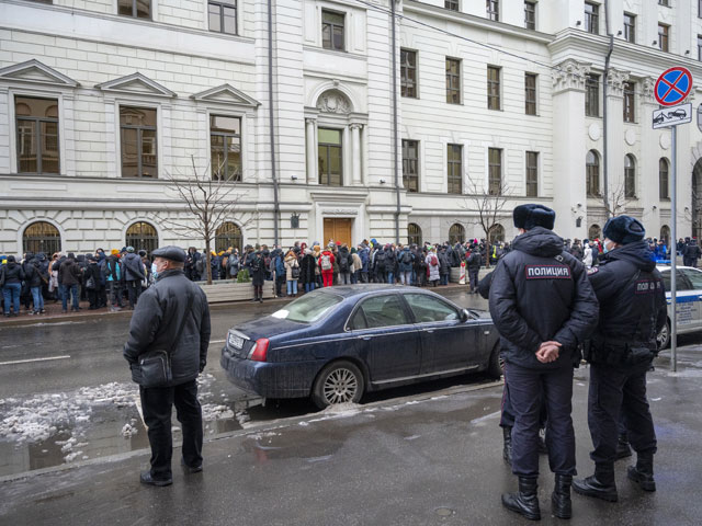 Москва, 25 ноября 2021 года. Сторонники "Мемориала" около здания Верховного суда