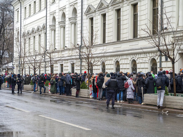 Москва, 25 ноября 2021 года. Сторонники "Мемориала" около здания Верховного суда