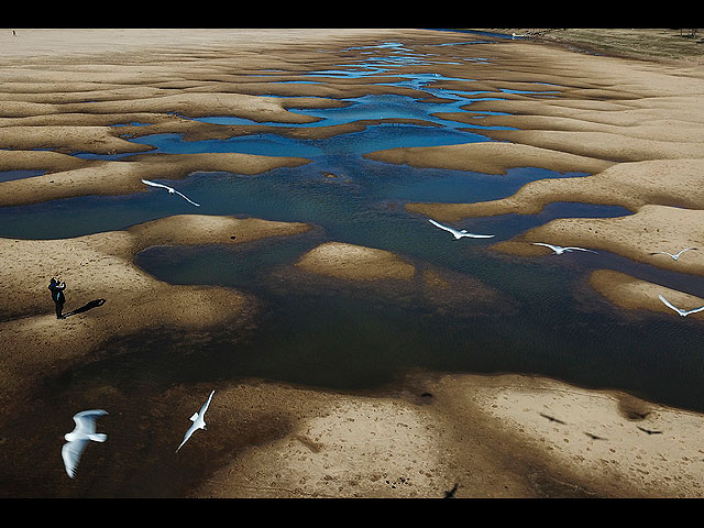 Обнаженное русло реки Старая Парана, притока реки Парана, во время засухи в Росарио, Аргентина, 29 июля 2021 года