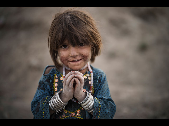 Афганская девочка Лейла позирует для фото в бедном районе Кабула, Афганистан, где сотни перемещенных лиц из восточной части страны живут в течение многих лет. 27 сентября 2021 года