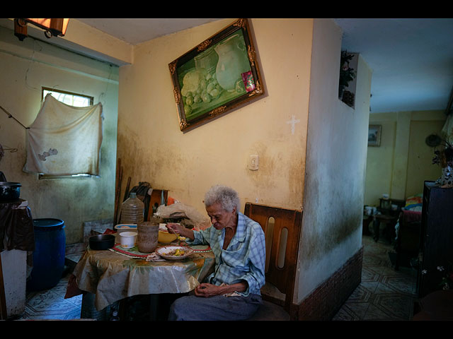 Одинокая 88-летняя Зенобия Ансуалве обедает в своем доме в Каракасе, Венесуэла, 18 августа 2021 года. Она не выходит из дома из-за пандемии коронавируса и живет на 20 долларов в месяц, снимая комнату