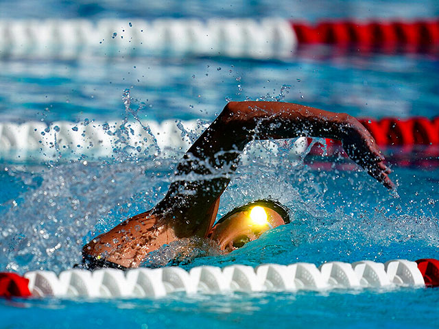 Эшли Твичелл участвует в соревнованиях по заплыву на дистанции 800 метров вольным стилем среди женщин на соревнованиях TYR Pro Swim Series 8 апреля 2021 года в Мишн-Вьехо, Калифорния