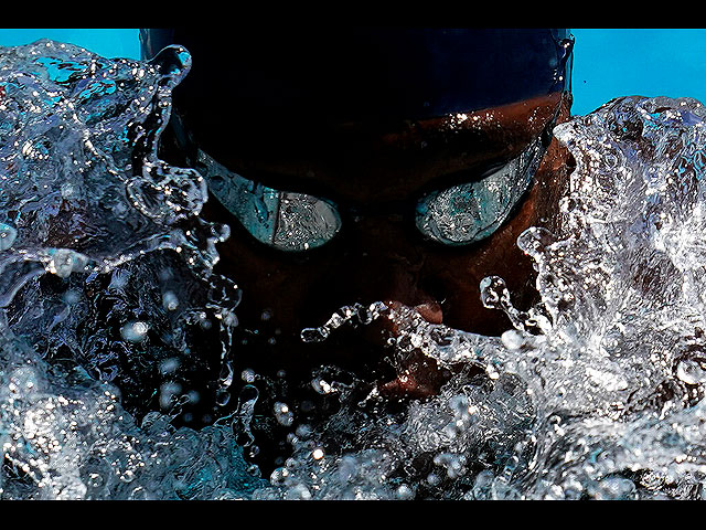 Рис Уитли участвует в финальном заплыве на 200 метров брассом среди мужчин на соревнованиях по плаванию TYR Pro Swim Series 10 апреля 2021 года в Мишн-Вьехо, Калифорния