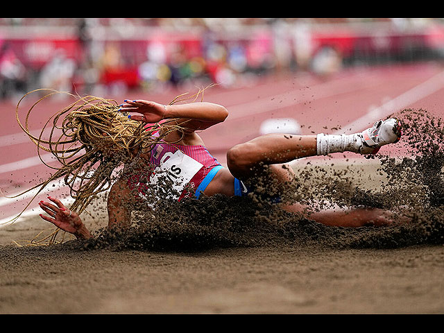 Тара Дэвис из США участвует в финале прыжков в длину среди женщин на летних Олимпийских играх 2020 года, 3 августа 2021 года, Токио