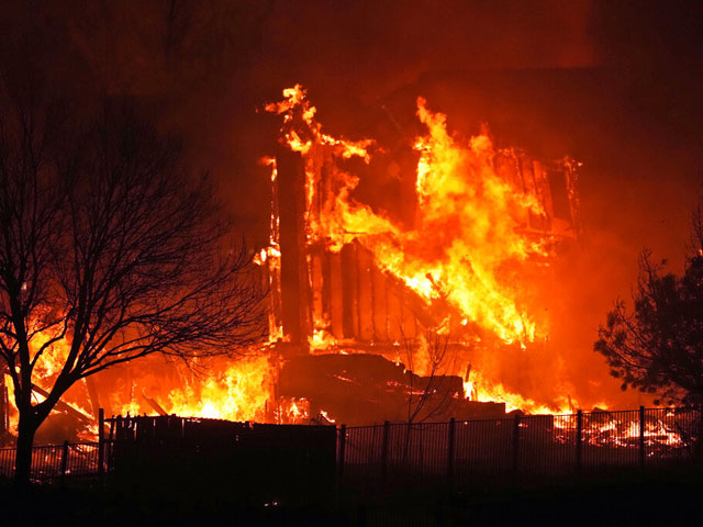 Сильные лесные пожары в Колорадо: сотни домов сгорели, десятки тысяч жителей эвакуированы