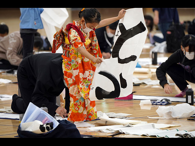 Новогодний конкурс каллиграфии в Токио. Фоторепортаж