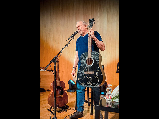 Макаревич подарил музею АНУ свою гитару