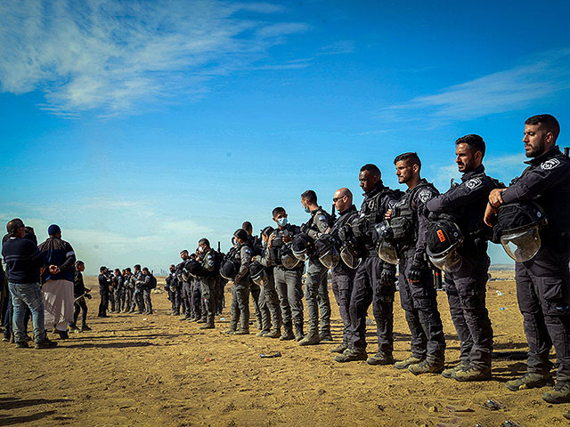 Столкновения израильских полицейских с бедуинами во время акции протеста против посадки деревьев Еврейским национальным фондом (ККЛ) в Негеве возле бедуинской деревни Аль-Атраш. 12 января 2022 года