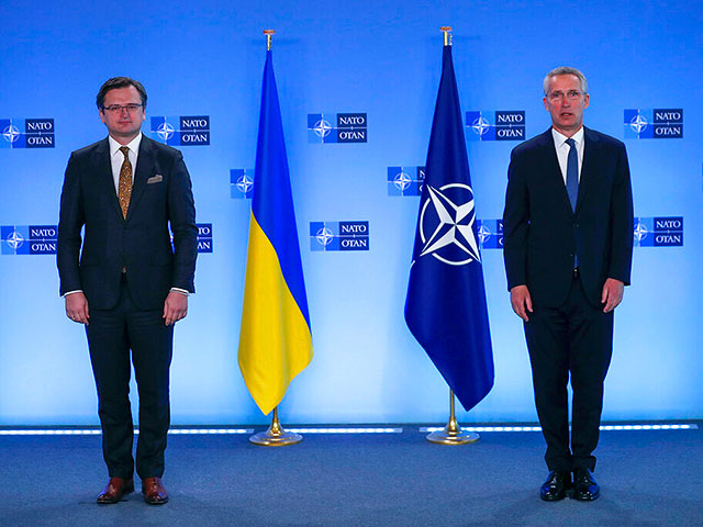 Генеральный секретарь НАТО Йенс Столтенберг (справа) и министр иностранных дел Украины Дмитрий Кулеба