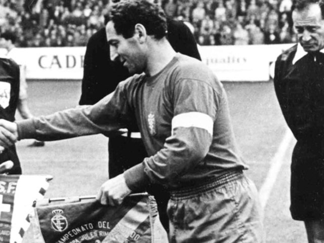 Чемпионат мира 1966 года. Капитан сборной Испании Франсиско Хентов в матче против швейцарцев
