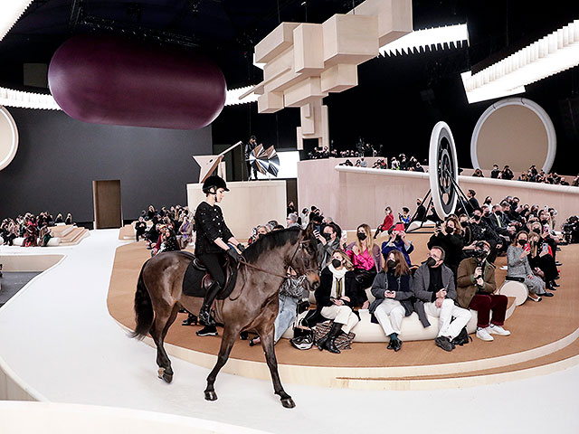 Смешались кони, люди: фоторепортаж с недели моды в Париже