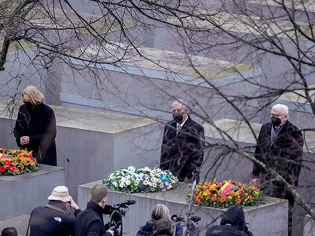 Спикер Кнессета Мики Леви (в центре), президент Германии Франк-Вальтер Штайнмайер (справа) и председатель парламента Бербель Бас у Мемориала жертв Холокоста в Берлине, Германия, 27 января 2022 года