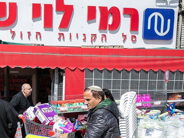 Рами Леви обязался не повышать цены в своих магазинах, "Осем" предложил правительству "пакетную сделку"
