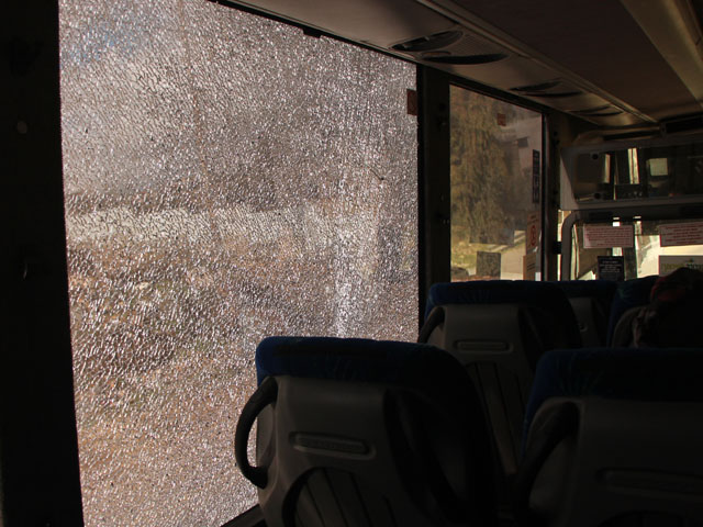 Водитель школьного автобуса отказался остановиться из-за разбитого окна. Шесть подростков пострадали