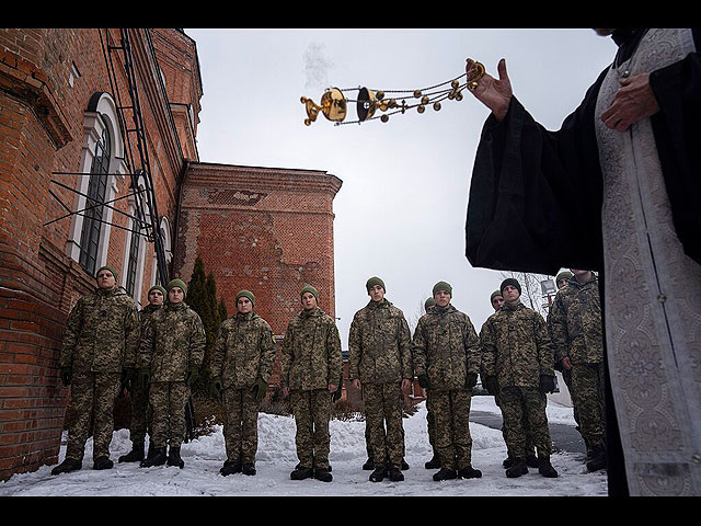 Православный священник благословляет курсантов Украинского военно-воздушного университета на востоке Украины, 3 февраля 2022 года