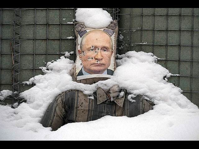 Изрешеченная пулями мишень с изображением президента России Владимира Путина на передовой в Луганской области, восточная Украина, 1 февраля 2022 года