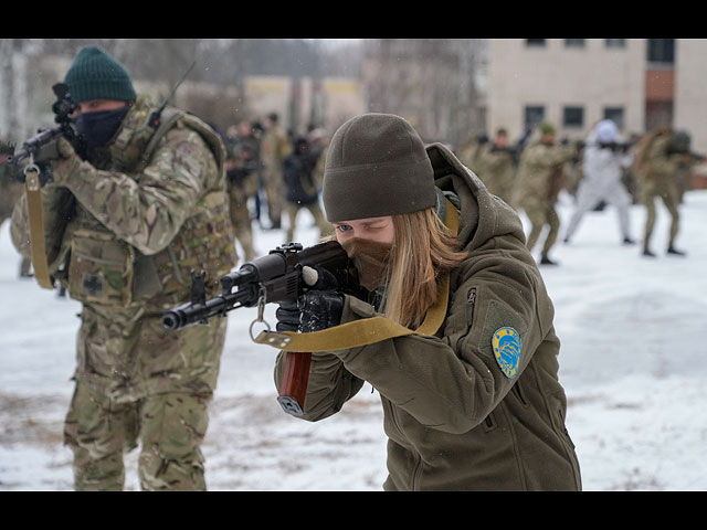 В последние недели сотни гражданских лиц присоединились к резервам украинской армии на фоне опасений по поводу российского вторжения. Добровольческие воинские части ВСУ тренируются недалеко от Киева, 5 февраля 2022 года