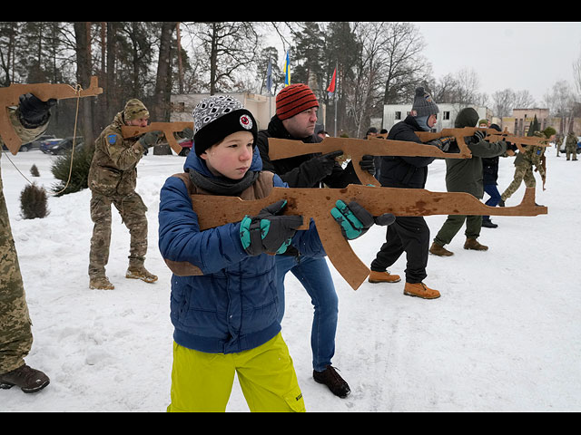 12-летний Юрий тренируется с военнослужащими Сил территориальной обороны Украины