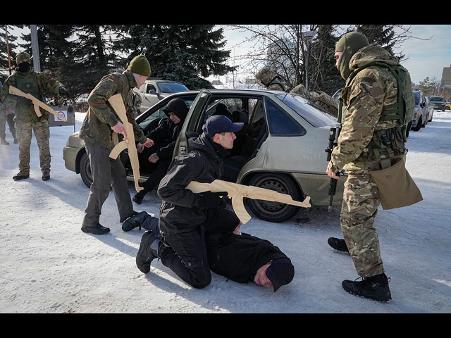 Местные жители посещают всеукраинские курсы "Без паники! Готовься!" недалеко от Киева, Украина, 6 февраля 2022 года