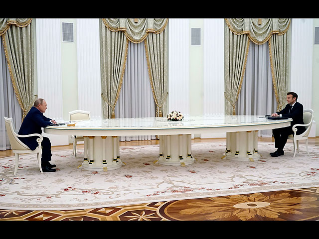 Макрон и Путин провели переговоры за осетриной с "птитимом"
