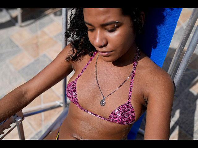 Новый тренд пляжной моды &#8211; бикини из изоленты. Фоторепортаж из Рио-де-Жанейро