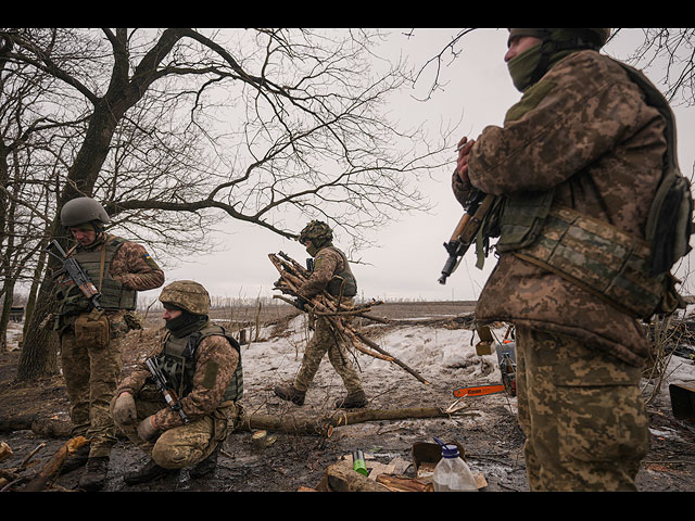 Противостояние армий на границе Украины и демонстрации протеста. Фоторепортаж