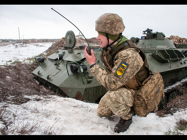 Украинский солдат на военных учениях в окрестностях Харькова, 10 февраля 2022 года