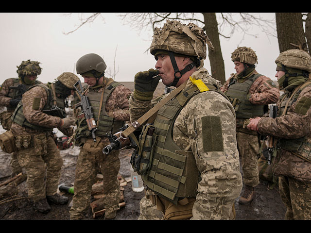 Противостояние армий на границе Украины и демонстрации протеста. Фоторепортаж