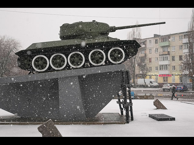 Противостояние армий на границе Украины и демонстрации протеста. Фоторепортаж