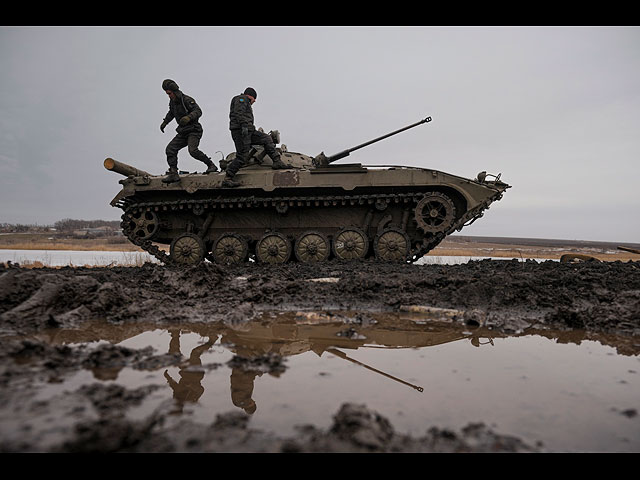 Противостояние армий на границе Украины и демонстрации протеста. Фоторепортаж