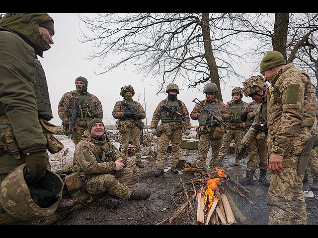 Противостояние армий на границе Украины и демонстрации протеста. Фоторепортаж