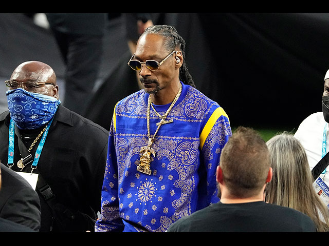 Snoop Dogg выступает в перерыве финального матча Супербоул-2022