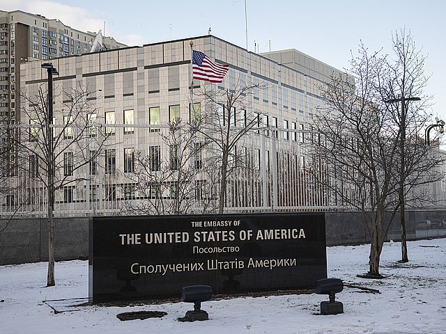 Американские дипломаты эвакуируются из Киева во Львов