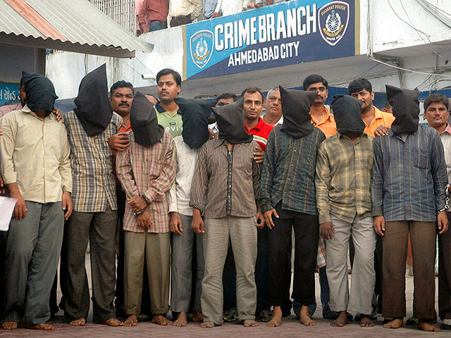 Задержанные в черных капюшонах за совершение серии взрывов. Ахмадабад, Индия, 16 августа 2008 года