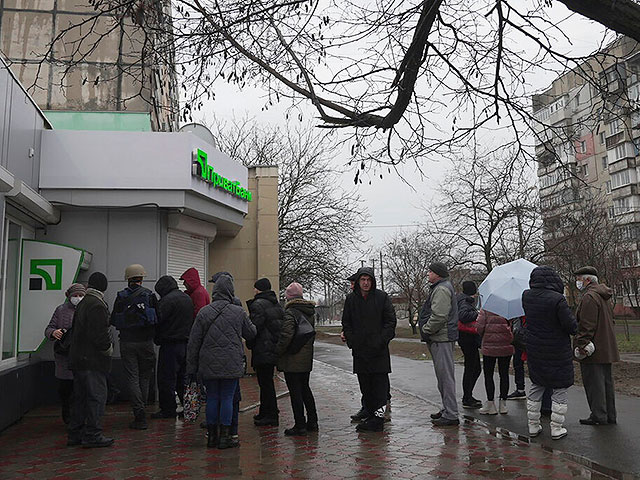 Банк Украины запретил снятие валюты и ограничил снятие наличных в гривнах
