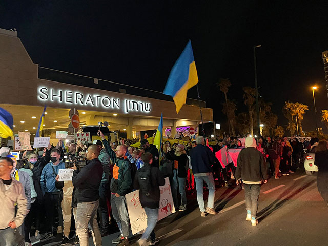 Сотни израильтян участвуют в антивоенной демонстрации у посольства России в Тель-Авиве