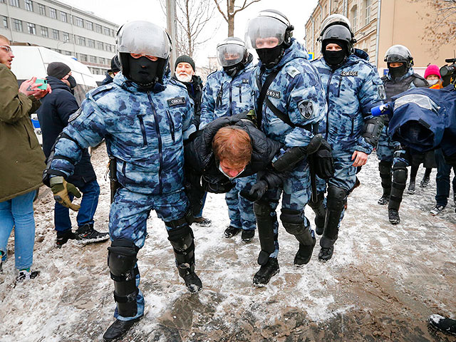 Антивоенные митинги в России: около 600 задержанных