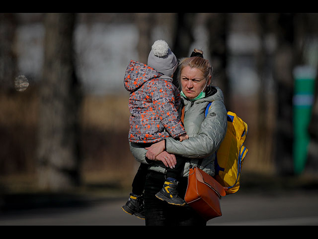 Женщина с ребенком у погранперехода на румынско-украинской границе, 25 февраля 2022 года