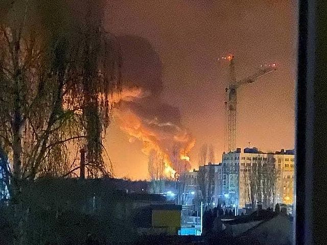 Пожар на нефтебазе под Киевом. Видео