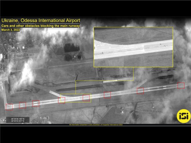 ImageSat International отмечает, что взлетно-посадочные полосы аэропорта Одессы перекрыты бетонными блоками, чтобы предотвратить высадку российских войск
