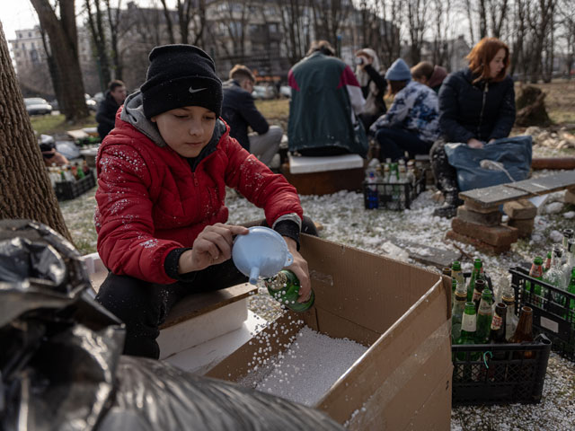 Оборона Киева: взрослые и дети готовят "коктейли Молотова"